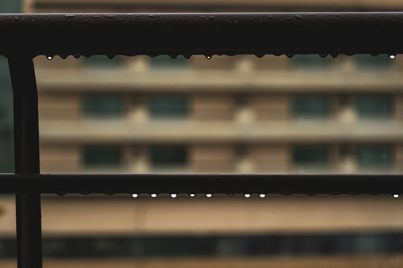 雨のしずくがついた、ベランダの手すり(イメージ写真)